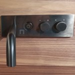 Μπαταρία νιπτήρος εντοιχιζόμενη - εξωτερικό μέρος αναμεικτική με βαλβίδα push-open  με πλακέτα, χρώμα: Μαύρο 20,7cm, on/off push button, Brushed Black Chrome από ορείχαλκο επιφάνεια: Βουρτσισμένη Εντοιχιζόμενες εξωτερικό μέρος