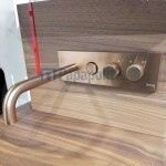 Μπαταρία νιπτήρος εντοιχιζόμενη - εξωτερικό μέρος αναμεικτική με βαλβίδα push-open  με πλακέτα, χρώμα: Μπρονζέ 20,7cm, on/off push button, Brushed Amber Bronze από ορείχαλκο επιφάνεια: Βουρτσισμένη Εντοιχιζόμενες εξωτερικό μέρος