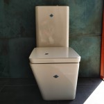 Floor standing close-coupled toilet & flushing cistern & toilet seat soft closing, style: Wrapover back to wall horizontal outlet p with rim 70x39 surface: Glossy, color: White Floor standing close-coupled